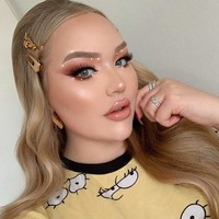 Dengan channel Youtube bernama Nikkie Tutorials, transgender dengan nama asli Nikkie de Jager itu berhasil menggaet pasarnya. Nikkie memiliki 12,5 juta subscriber. Transgender 25 tahun itu berhasil melakukan kerjasama dengan brand-brand kosmetik besar. Sebut saja Maybelline hingga Too Faced. Di 2017, Nikkie menjadi 10 besar beauty influencer terpopuler menurut Forbes.  Foto: Instagram