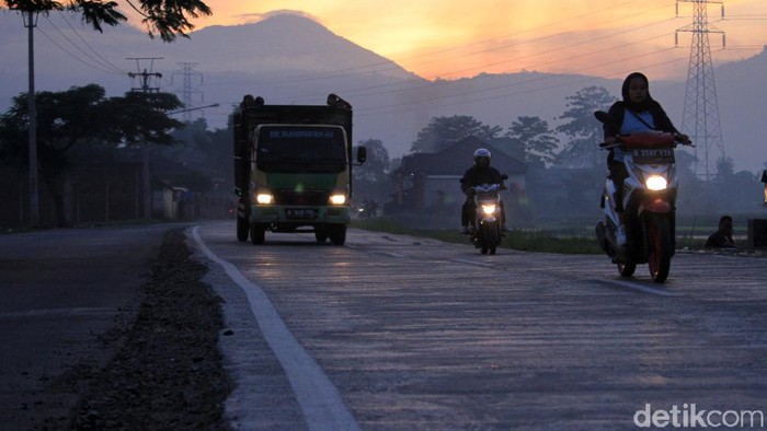 Cuaca pagi hari di wilayah Kabupaten Bandung, Jawa Barat cerah. Matahari pun terbit dengan indah.