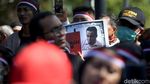 Poster Impeach Anies Baswedan Ramaikan Demo di Balai Kota