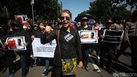 Demo ini membuat lalu lintas dari arah Stasiun Gambir ke Patung Kuda macet karena massa berada di pinggir jalan. Untuk arah sebaliknya padat merayap.