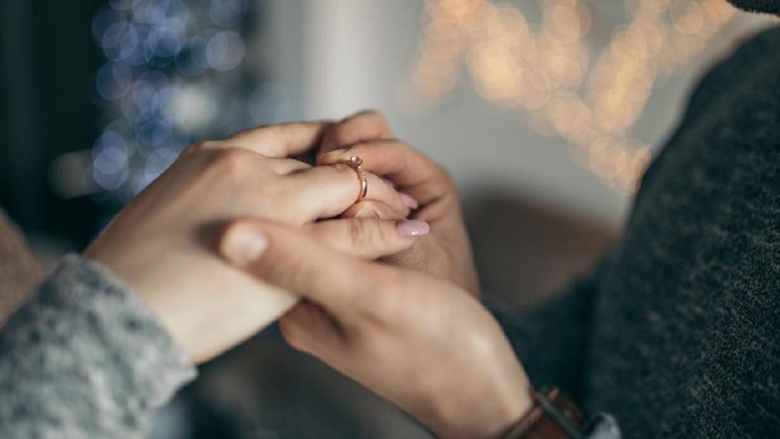 cincin lamaran Young man is proposing to his girlfriend