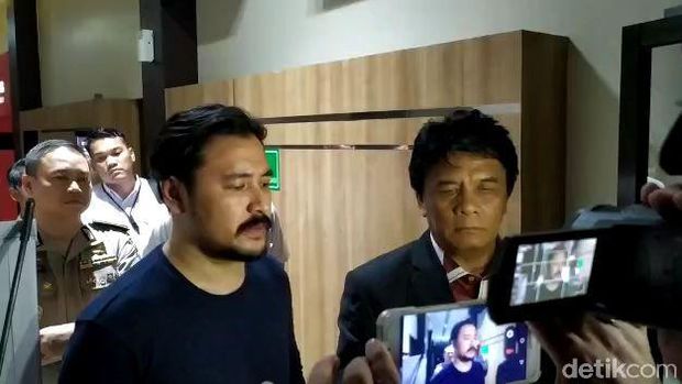 Penyanyi  Marcello Tahitoe atau Ello diperiksa 8 jam terkait kasus MeMiles.