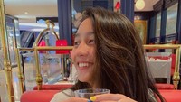 Tak hanya nyanyi, Chloe juga jago bermain drum. Begini pose santai Chloe saat nongkrong di sebuah restoran. Foto: Instagram chloexaviera