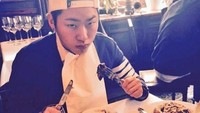 Lucunya ekspresi Zico yang dipotret saat sedang menyantap makanan dengan lahap. Sepertinya ia tidak ingin diganggu tuh! Foto: Istimewa