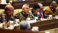 Komisi II DPR RI menggelar rapat kerja bersama KPU, Bawaslu hingga DKPP untuk membahas pelaksanaan Pilkada serentak 2020.