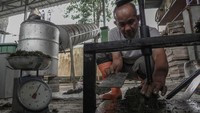 Djamaluddin mengolah sampah organik menjadi batu bata dan paving blok yang bisa menahan beban maksimum mencapai tiga ton dan mempunyai daya resap air hingga 50 persen untuk setiap bloknya.