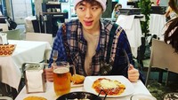 Jalan-jalan ke luar negeri, Zico pun pergi kulineran. Ini potretnya saat menyantap roti, spaghetti, dan bir kesukannya. Foto: Istimewa
