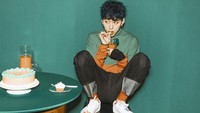 Zico merilis lagu barunya kemarin (13/1) dengan judul Any Song. Sebelum bersolo karir dan meninggalkan agensi lamanya, Zico pernah bergabung dengan boygroup bernama Block B. Zico yang memakai baju hijau tosca ini berfoto bersama kue tart dan meminum jus jeruk. Foto: Istimewa