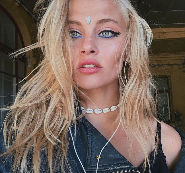 Ksenia ditemukan di semak-semak dalam keadaan hampir bugil. Dia ditemukan oleh tukang sapu jalanan. Mirisnya, saat ditemukan cuaca tengah ekstrem hingga minus derajat celsius. Foto: Instagram