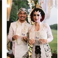 Alexandra Gottardo merahasiakan pernikahannya dengan Aried Waworuntu pada Januari 2016. Pernikahan mereka berlangsung sederhana dan intim di Malang. Sementara resepsinya digelar di Bali. Foto: Dok. Instagram