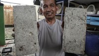 Dosen Kesehatan Lingkungan, Djamaluddin Ramlan, menunjukan batu bata yang terbuat dari sampah organik, di Poltekes Semarang Kampus Baturraden, Banyumas, Jateng, Selasa (14/01/2020).