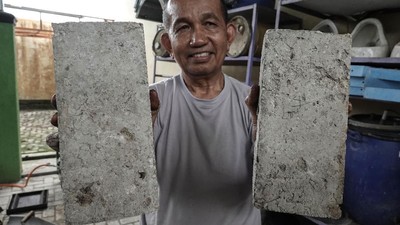 Unik! Dosen di Banyumas Olah Batu Bata dari Sampah Organik
