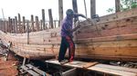 Intip Proses Pembuatan Kapal Motor di Natuna