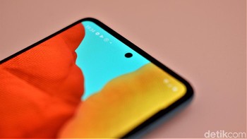 Mengusung Infinity O Display. Ukuran kameranya 32 MP dengan aperture f/2.2. Foto: Adi Fida Rahman/detikINET