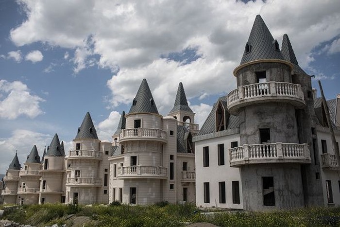 MUDURNU, TURKEY - MAY 21: Hundreds of castle-like villas and houses are seen unfinished at the Burj Al Babas housing development on May 21, 2019 in Mudurnu, Turkey. Construction on the luxury housing project began in 2014 and aimed to build 732 villas, a shopping mall and entertainment facilities targeted at foreign buyers. However the future of the villas is now uncertain after the developers, Sarot Property Group filed for bankruptcy after buyers and investors pulled out of the 150million euro project. The economic downturn and weakening Turkish lira have left many companies unable to pay large foreign currency debts borrowed to finance projects, resulting in many companies filing for bankruptcy and leaving projects unfinished. (Photo by Chris McGrath/Getty Images)