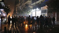 Polisi anti huru-hara juga beraksi saat berusaha menghalau para demonstran yang semakin bertindak anarkis.