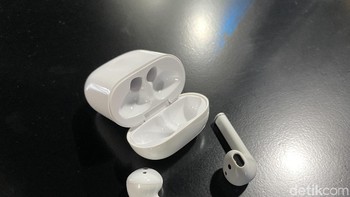 Selain itu dibodi earphone dibekali sensor sentuh. Foto: Adi Fida Rahman/detikINET