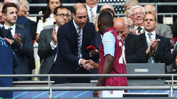 Pangeran William Aston Villa LONDON, ENGLAND - MAY 30: Prince William, Duke of Cambridge presents Christian Benteke of Aston Villa after the FA Cup Final between Aston Villa and Arsenal at Wembley Stadium on May 30, 2015 in London, England. Arsenal beat Aston Villa 4-0. (Photo by Paul Gilham/Getty Images)