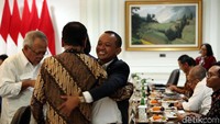 Kepala Badan Koordinasi Penanaman Modal (BKPM) Bahlil Lahadalia juga telah hadir untuk mengikuti rapat terbatas.