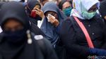 Keranda Mayat Warnai Aksi Buruh di Depan Gedung Kemenkes