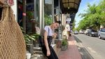 Liburan di Bali, Seolhyun AOA Asyik Makan Nasi Goreng