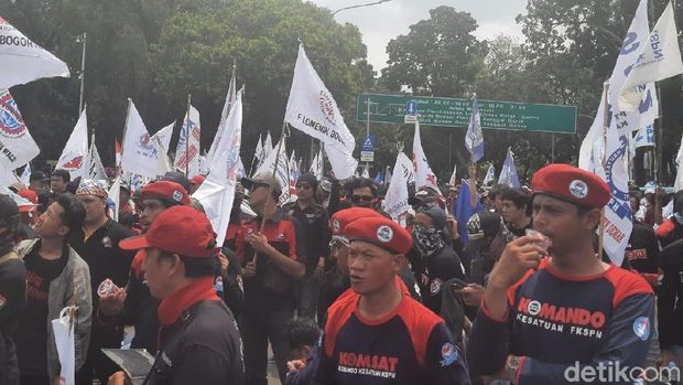 Serikat Buruh Demo di Dekat Istana Tolak Omnibus Law