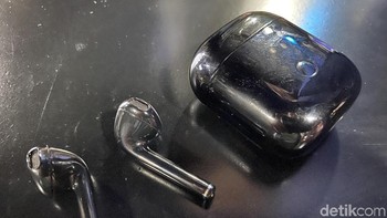Setelah terisi penuh, pengguna dapat memperoleh masa pakai baterai hingga 17 jam. Earbud-nya sendiri memiliki daya tahan hingga tiga jam. Foto: Adi Fida Rahman/detikINET