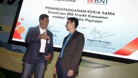 Direktur Bisnis Konsumer BNI Anggoro Eko Cahyo (kiri) dan President Traveloka Group Operations Henry Hendrawan (kanan) berbincang-bincang pasca penandatanganan Perjanjian Kerja Sama Kemitraan BNI Kredit Konsumer melalui Traveloka PayLater di Jakarta, Rabu (15 Januari 2020). 