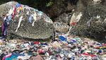 Jorok! Sampah Kain Penuhi Pantai Wisata di Polman