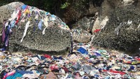Sampah itu juga menutupi sejumlah batu di permukaan pantai.