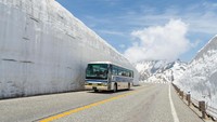 Pernahkah kamu mendengar tentang Tateyama Kurobe Alpine Route? Inilah jalan di Pegunungan Tateyama yang jadi spot wisata. (iStock)