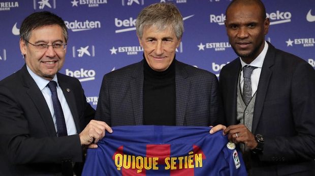 Eric Abidal (kanan) saat ikut memperkenalkan pelatih baru Barcelona, Quique Setien. (