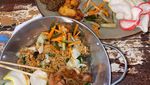 Liburan di Bali, Seolhyun AOA Asyik Makan Nasi Goreng