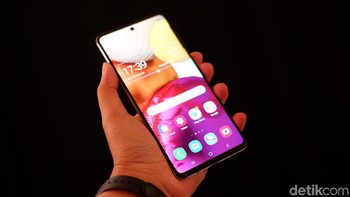 Dibanding Galaxy A51, dimensi Galaxy A71 lebih besar. Foto: Adi Fida Rahman/detikINET
