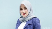 Hal itu dilakukan Olla mengingat kini ia sudah berhijab. Pool/Palevi S/detikFoto.