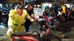 Potret Puluhan Motor Terendam Banjir di Parkiran Darmo Park II