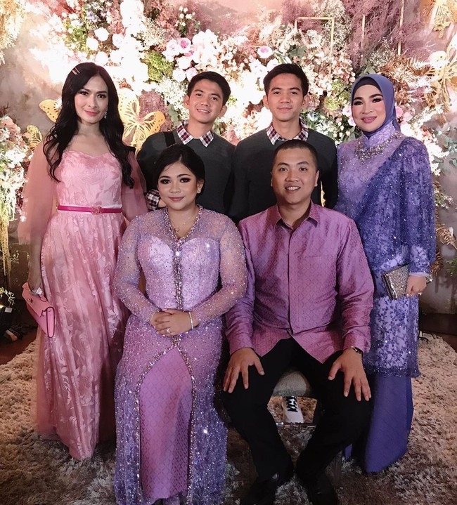 Acara lamaran juga dimeriahkan oleh penyanyi dangdut Iis Dahlia dan Rizky Ridho. (Foto: Instagram)