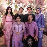 Acara lamaran juga dimeriahkan oleh penyanyi dangdut Iis Dahlia dan Rizky Ridho. (Foto: Instagram)