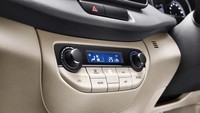 Ubahan warna hitam pada interior juga dilakukan untuk tipe GX dan Suzuki Sport yang kini menjadi black with wood grain pattern. Lalu pada tipe GL terdapat Digital AC panel, sedangkan di tipe GX terdapat 8 inch touch screen head unit with remote control. (dok. Suzuki)