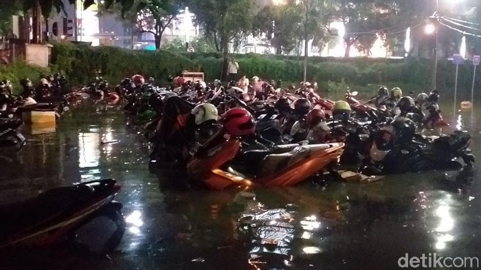 Banjir diakibatkan hujan deras merendam parkiran Darmo Park II Surabaya. Akibatnya puluhan kendaraan roda dua dan sejumlah mobil terendam banjir.