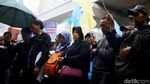 Keranda Mayat Warnai Aksi Buruh di Depan Gedung Kemenkes