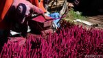Geliat Perajin Hio yang Mulai Kebanjiran Order Jelang Imlek