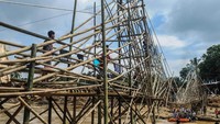 Sejumlah warga bergotong-royong membangun jembatan darurat yang terbuat dari bambu di Kampung Somang, Lebak, Banten, pada Selasa (14/1) lalu. Antara Foto/Muhammad Bagus Khoirunas.