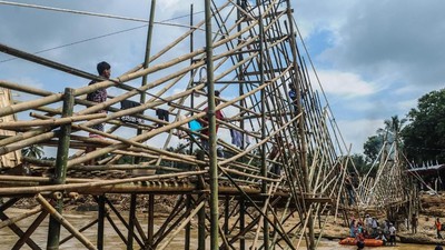 Warga Lebak Gotong Royong Bangun Jembatan Darurat Pascabanjir