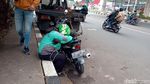 Kelelahan, Pengendara Motor Ketiduran di Pinggir Jalan