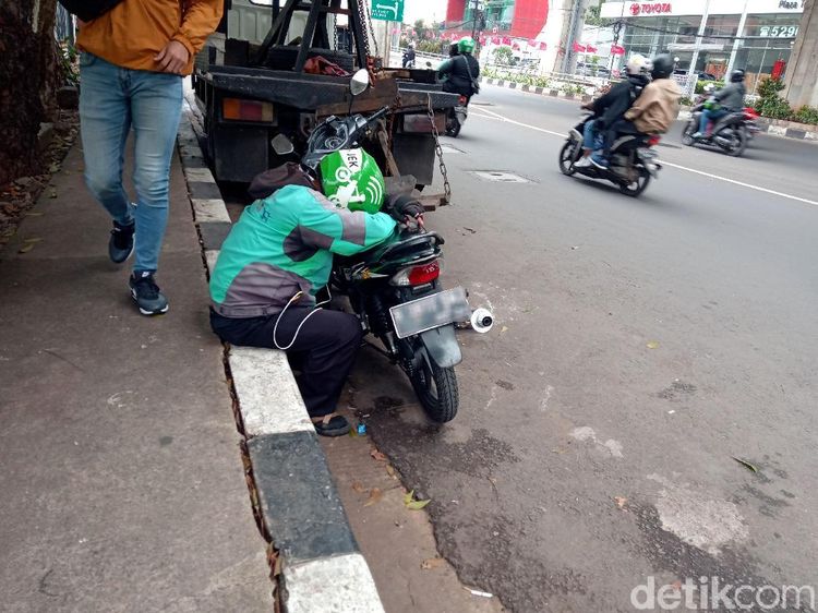 Kelelahan, Pengendara Motor Ketiduran di Pinggir Jalan