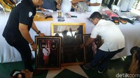 Barang tersebut di antaranya atribut keraton, buku tabungan, kartu anggota, hingga softgun.
