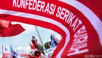 Massa buruh menyuarakan tuntutannya di depan Istana Merdeka Jakarta.