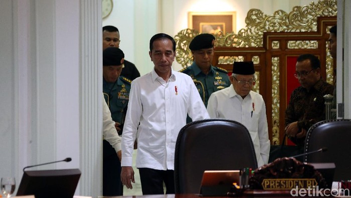 Presiden Joko Widodo (Jokowi) didampingi Wakil Presiden Maaruf Amin memimpin rapat terbatas (ratas), di Kantor Presiden, Jakarta, Rabu (15/01/2020).