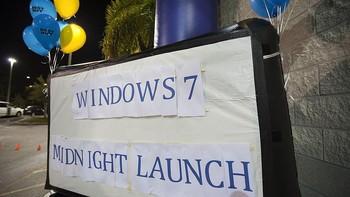 Papan pengumuman bahwa Windows 7 akan mulai dijual tengah malam. Foto: Getty Images